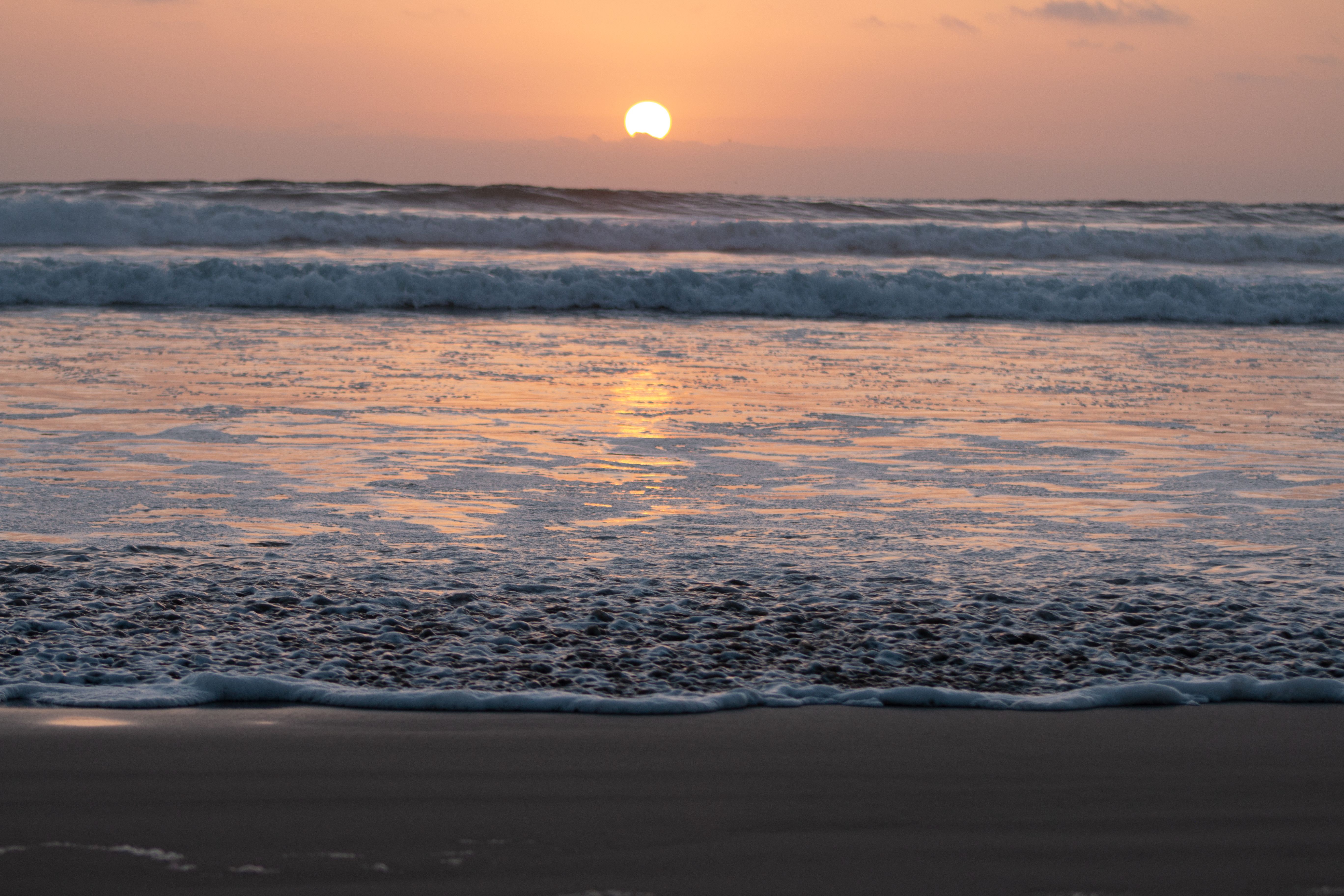 Zonsondergang boven Zeeuwse kust met kalme golven