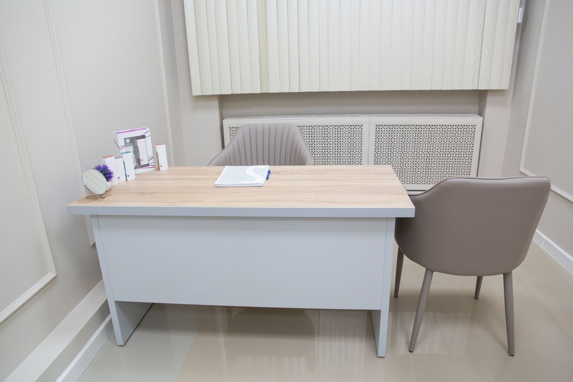 Consultório médico moderno e organizado com mesa para atendimento