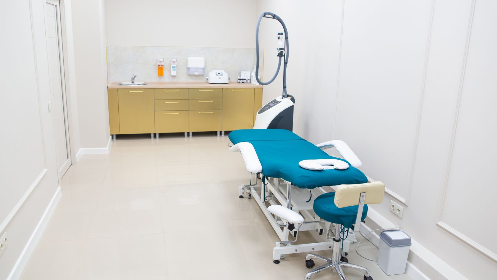 A clean, well-equipped medical examination room with state-of-the-art equipment and sterile environment.