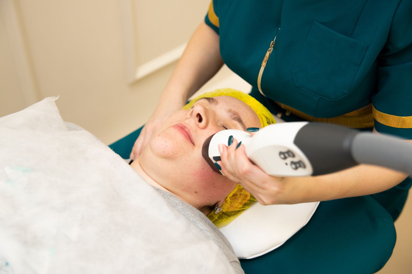 Tratamento estético facial em clínica