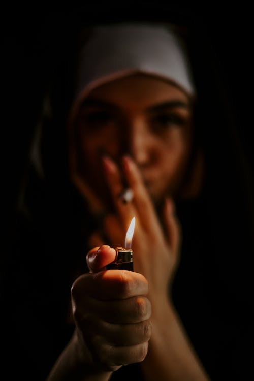 Ingyenes stockfotó apáca, cigaretta, fejkendő témában Stockfotó