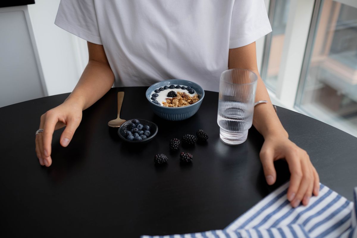 그래놀라와 블루베리를 올린 그릭요거트 다이어트 아침식