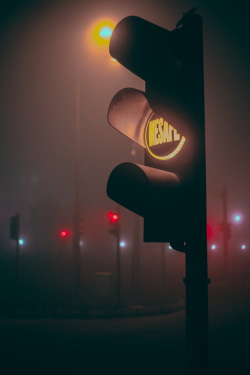 Darmowe zdjęcie z galerii z fotografia uliczna, mgła, mglisty