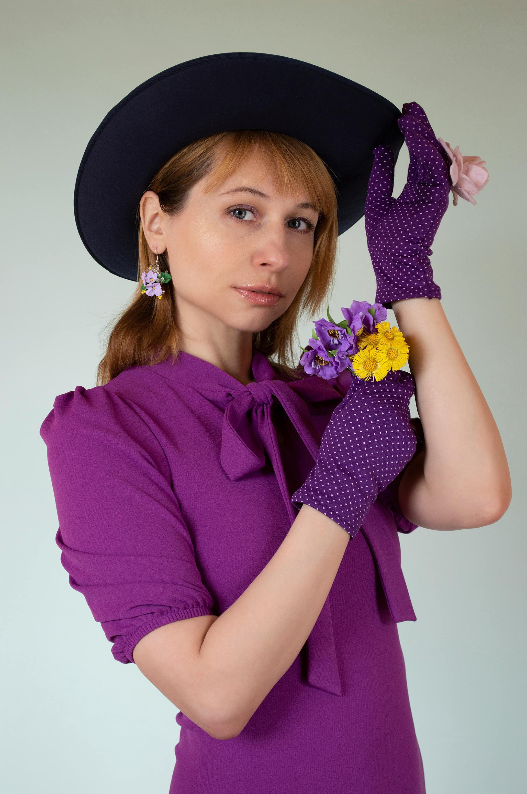 woman-holding-a-black-and-white-bag-free-stock-photo