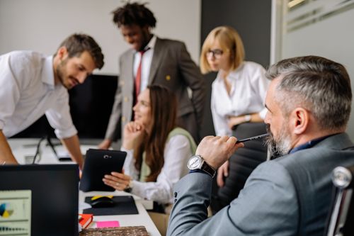 Free A diverse group of professionals engaging in a collaborative meeting in a modern office setting. Stock Photo