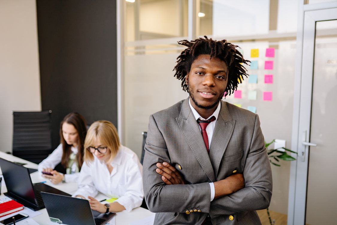 Leadership et équipe d'entreprise de référence en France Chef d'entreprise confiant entouré de son équipe dans un bureau professionnel
