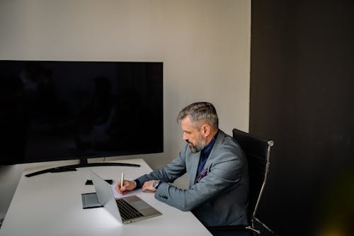 Gratis lagerfoto af arbejder, arbejdsområde, bærbar computer