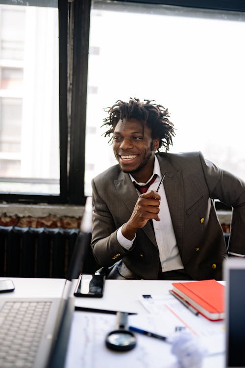 Gratis stockfoto met Afro-Amerikaanse man, blij, dreadlocks