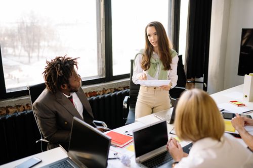 Profesionales colaborando en un entorno de trabajo