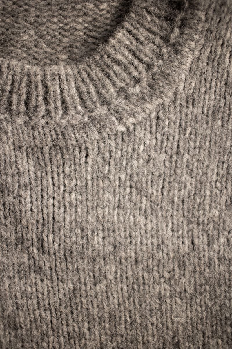 Détail de la maille en laine du pull Brisa