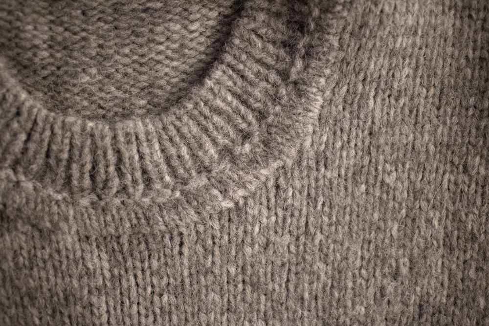 Detail van de kraag van een warm gebreide trui