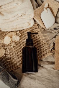Bath linens and a dark glass pump bottle by Alesia Kozik on Pexels