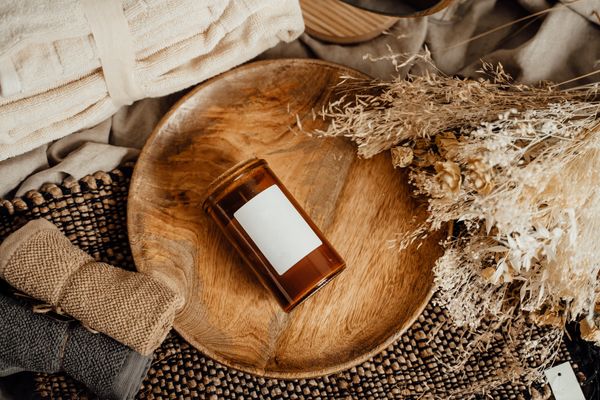 Amenities de spa con vela y textiles naturales