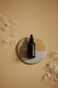 Serum bottle on a ceramic dish, Alesia Kozik on Pexels