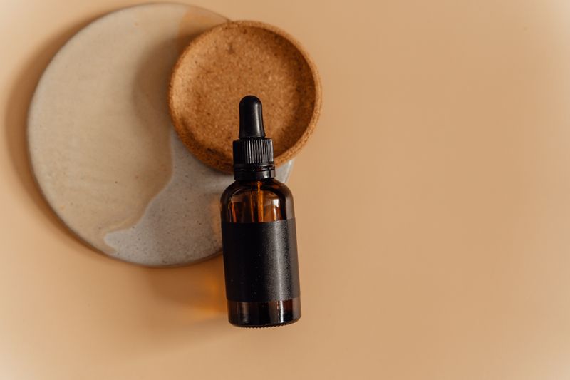 Amber dropper bottle of Huile Botanique face oil