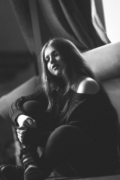 Free A thoughtful woman in a cozy setting, captured in grayscale, exuding calmness and introspection. Stock Photo