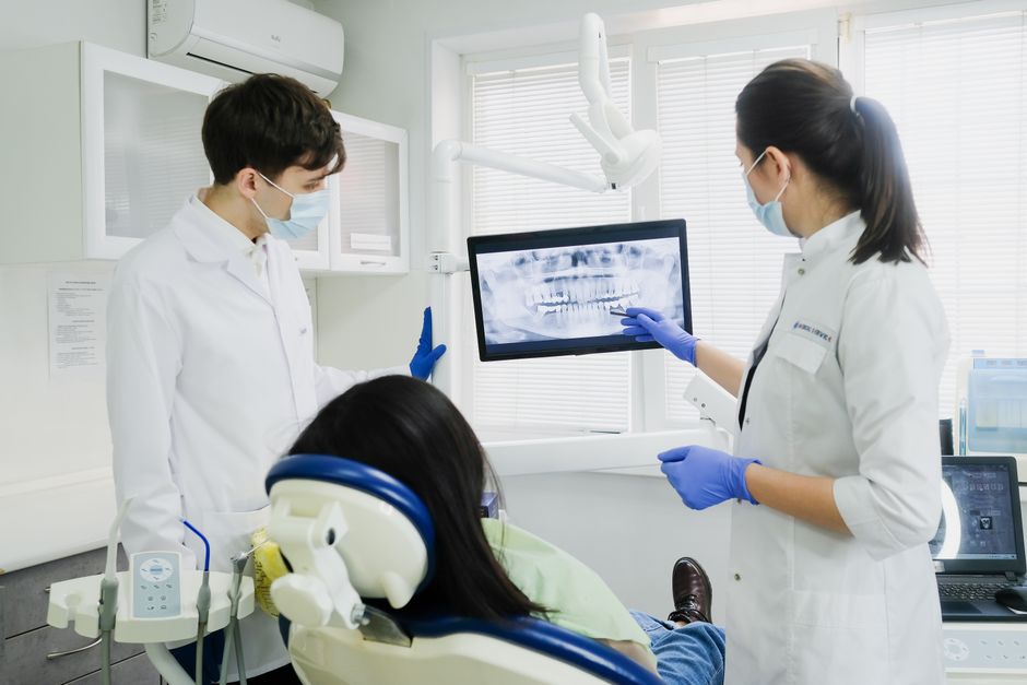 dentist planning implant surgery using 3D CBCT imaging dentist planning implant surgery using 3D CBCT imaging