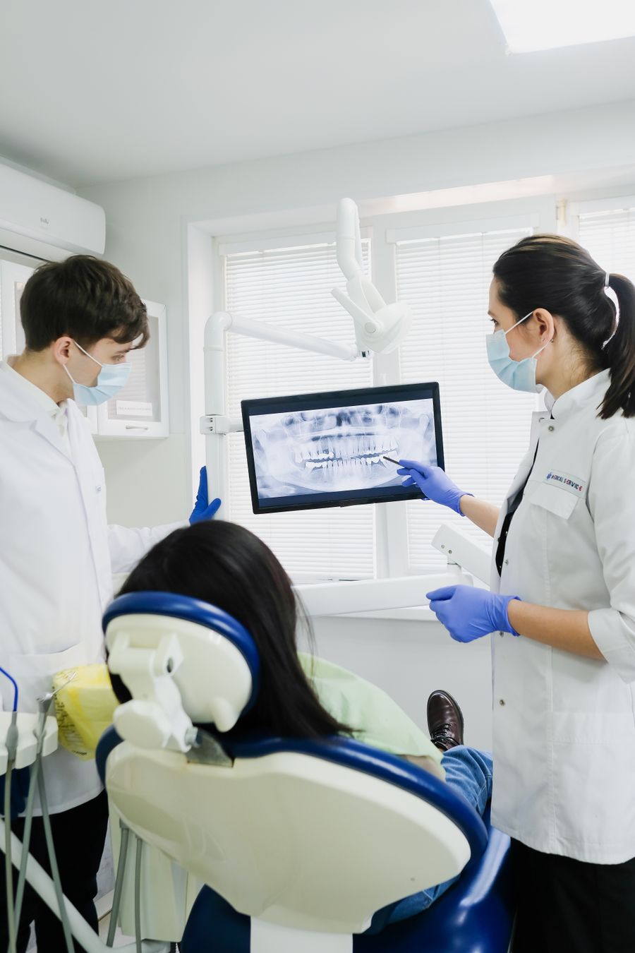 Director de clínica dental revisando datos de pacientes