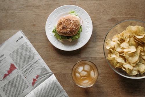 Základová fotografie zdarma na téma burger, chipsy, dřevěný povrch