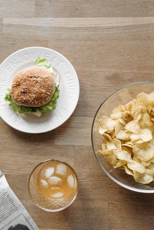 Foto stok gratis burger, chip, junk food