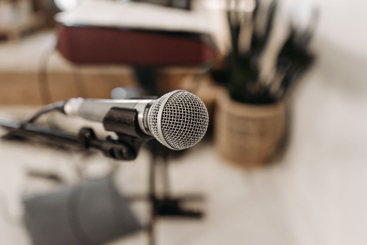 مدير كاستينغ يراجع شرائط الاختبارات خلال جلسة Mr Casting KSA في الرياض