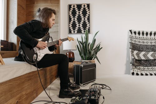 Darmowe zdjęcie z galerii z dom, gitara elektryczna, gitarzysta