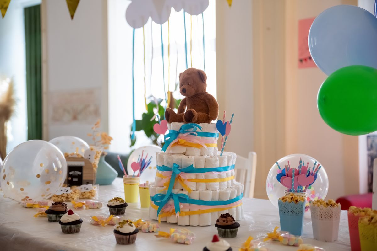 Table de baby shower avec douce décoration