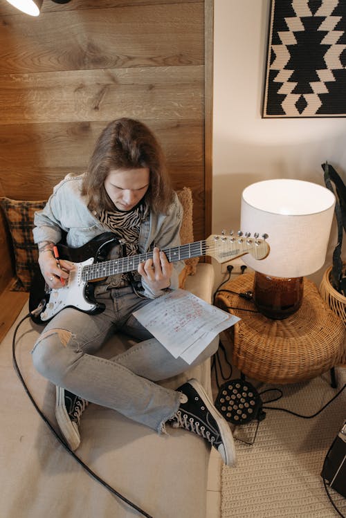 무료 기타, 기타리스트, 긴 머리의 무료 스톡 사진