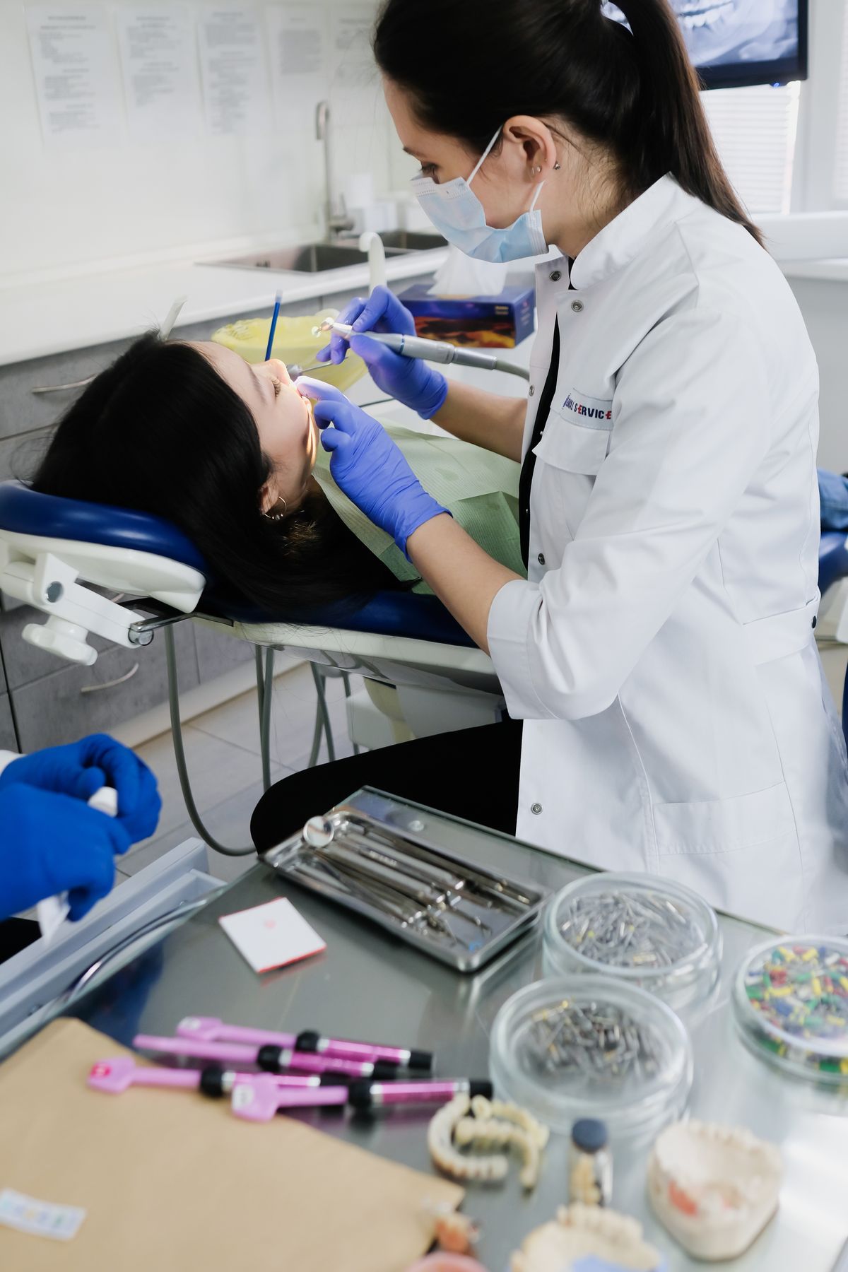 Pemeriksaan gigi pasien oleh tenaga kesehatan di klinik gigi