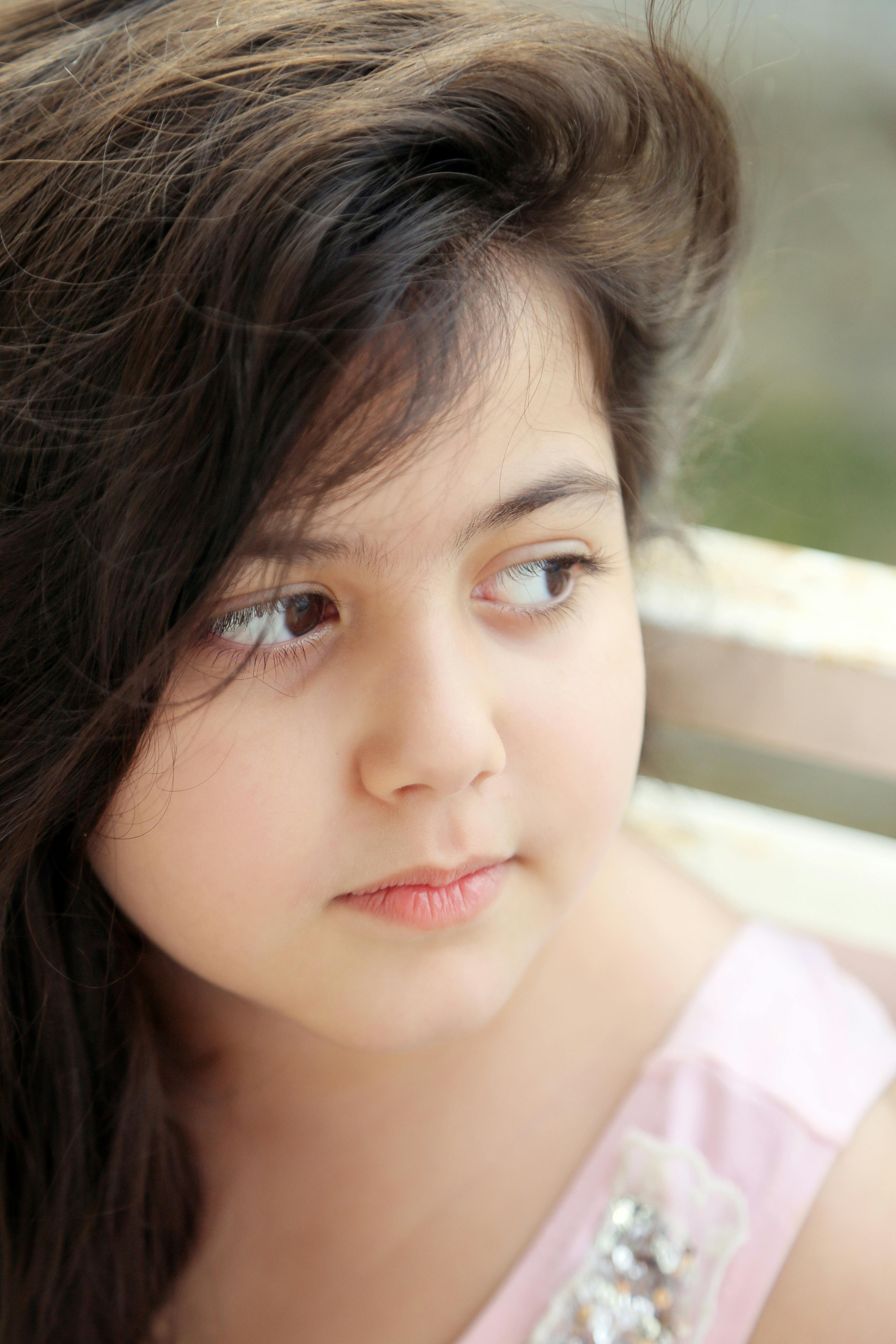 a-close-up-shot-of-a-girl-s-face-free-stock-photo