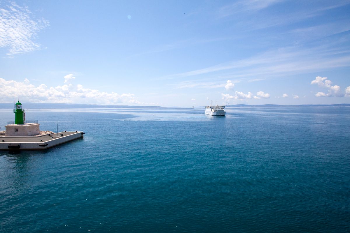Ferry langa un far, in zona Split