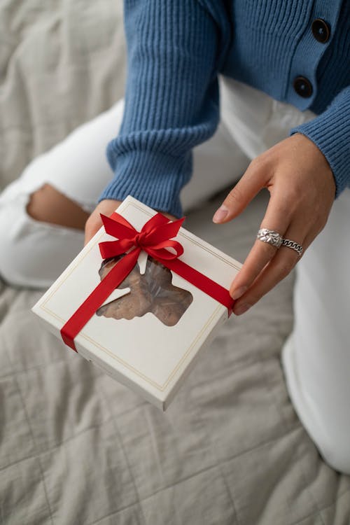 Fotos de stock gratuitas de amor presente, caja de regalo, listón rojo