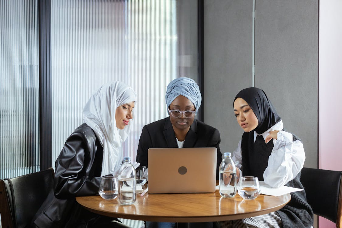 Free Women Looking at a Laptop Stock Photo
