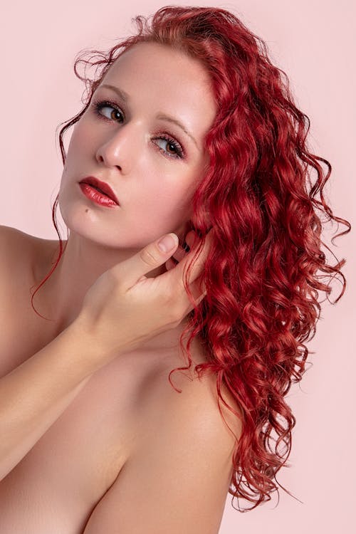 Безкоштовне стокове фото на тему «вертикальні постріл, жінка, кольорове волосся»