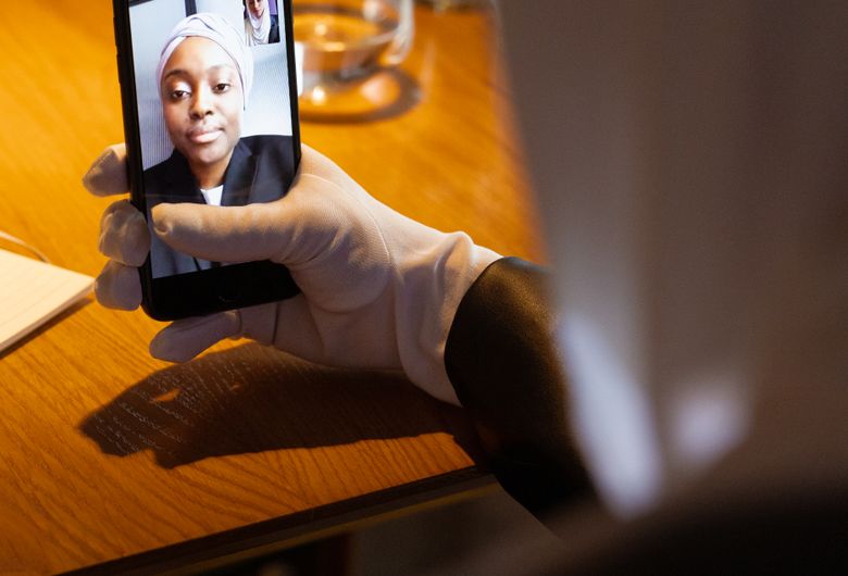 Online dating: starting a conversation on a niche platform
