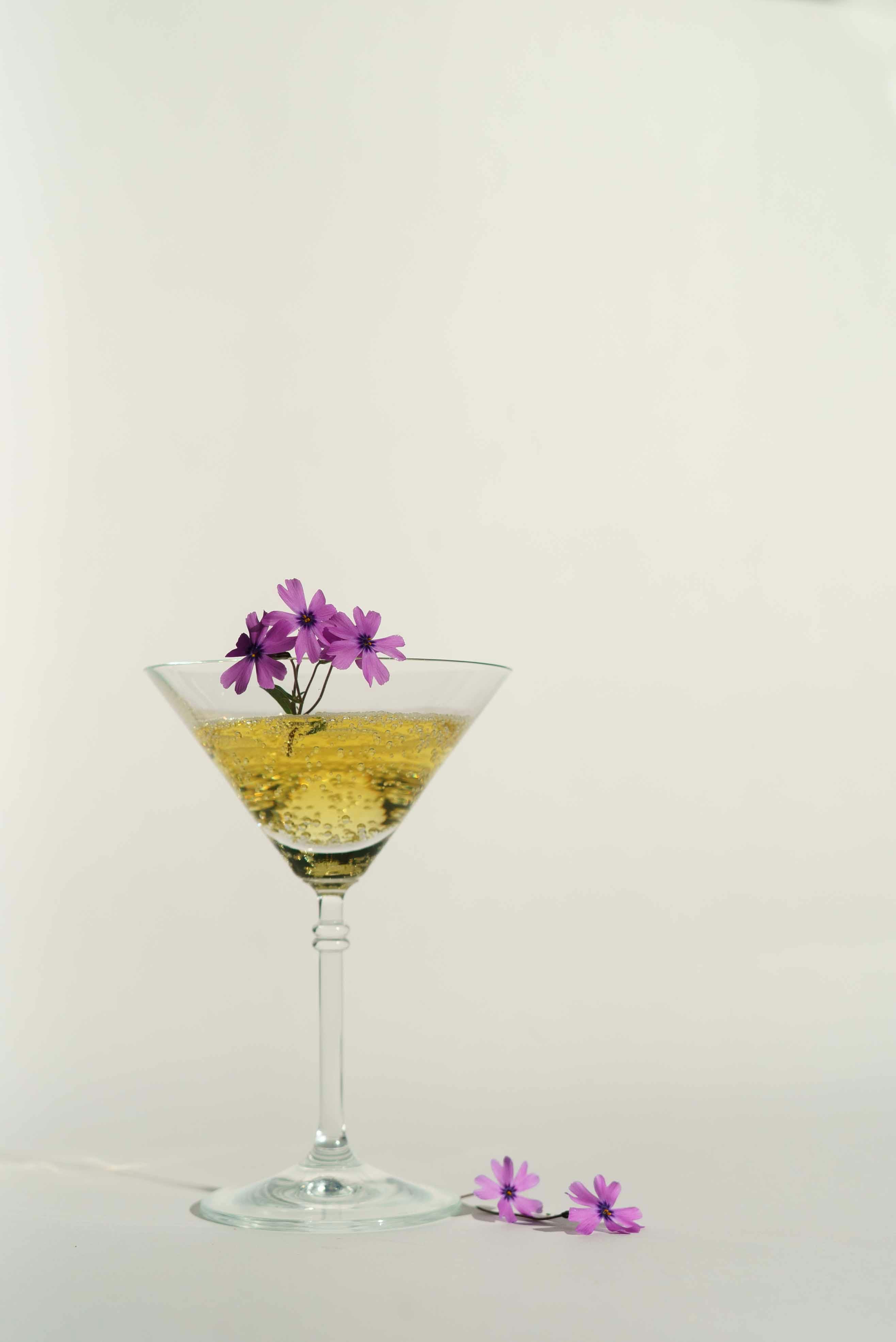 Kostnadsfria Cocktaildrink Med Lila Blomma Stock foto