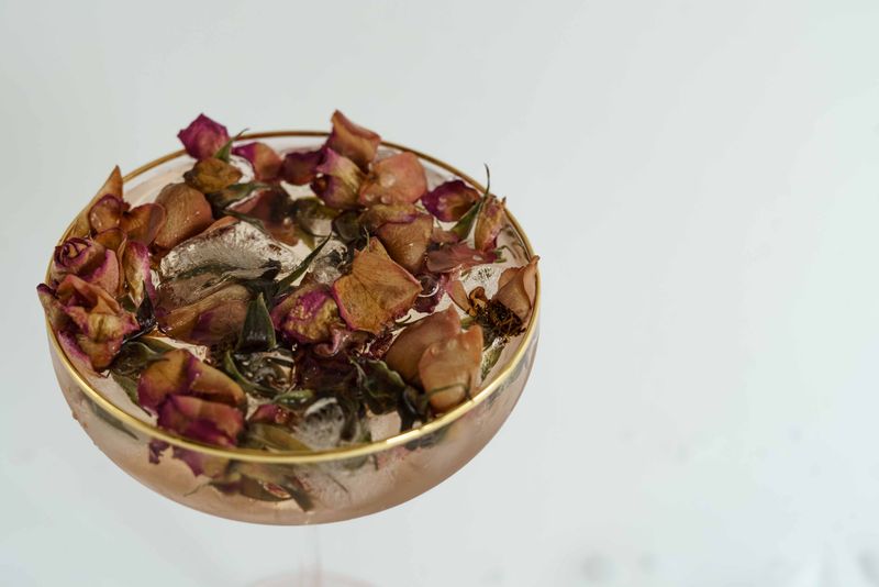 What are the differences between London Dry gin and other types of gin? (image 2)