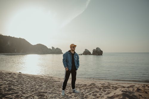 Foto d'estoc gratuïta de a l'aire lliure, dempeus, gorra