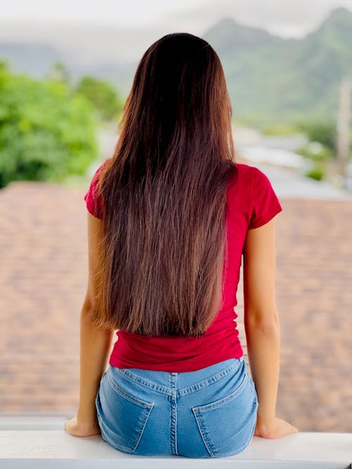 Photos gratuites de chemise rouge, cheveux longs, être assis