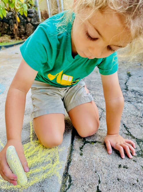 Photos gratuites de craie, enfants mignons, trottoir