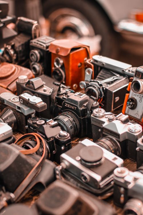 Free A close-up view of various vintage cameras featuring classic designs and styles, perfect for retro enthusiasts. Stock Photo