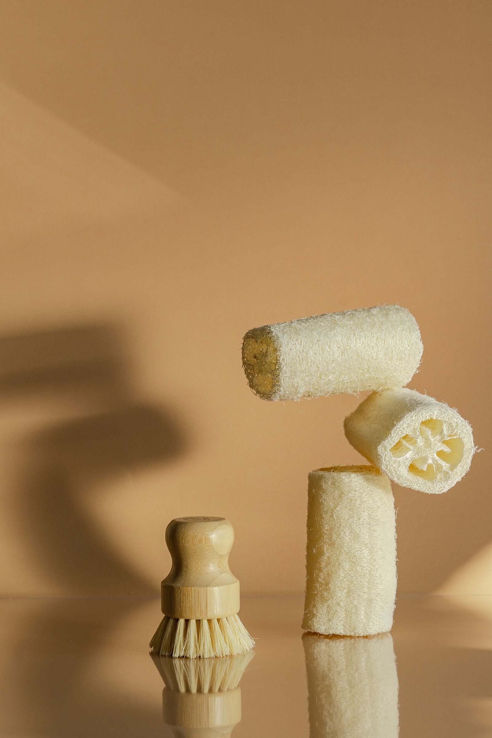 Outils de soin esthétique disposés sur fond clair : spatules, pots, précision