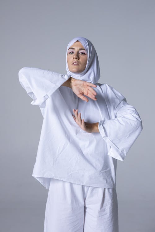 Gratis lagerfoto af hijab, hovedtørklæde, indendørs Lagerfoto