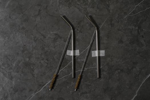展示覆盖厚厚水垢的加热棒与清洗后干净加热棒的对比照片