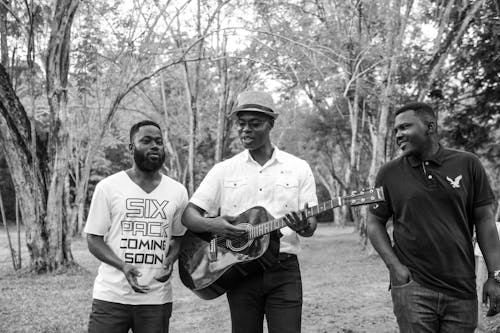 Безкоштовне стокове фото на тему «африканські чоловіки, відтінки сірого, гітара» стокове фото