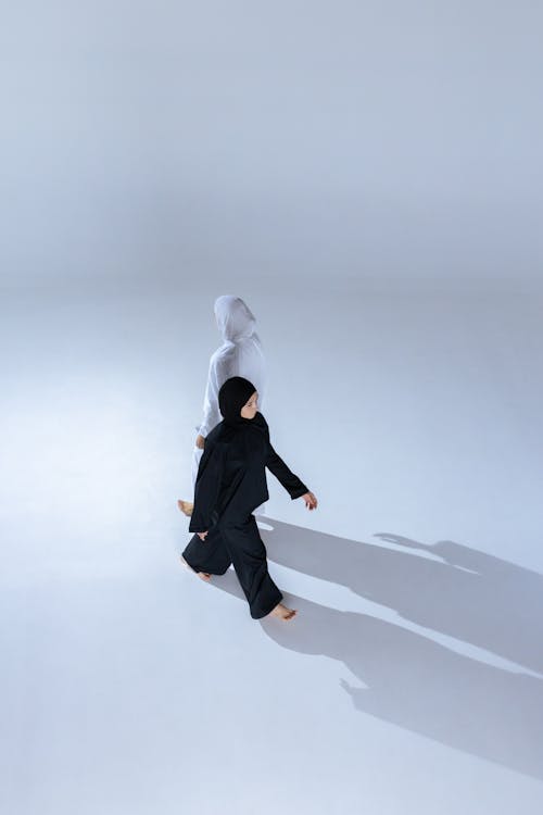 걷고 있는, 무슬림, 베일의 무료 스톡 사진