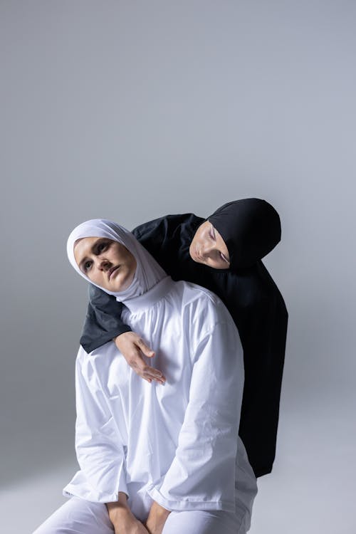 Kostnadsfri bild av ha på sig, hijab, inomhus