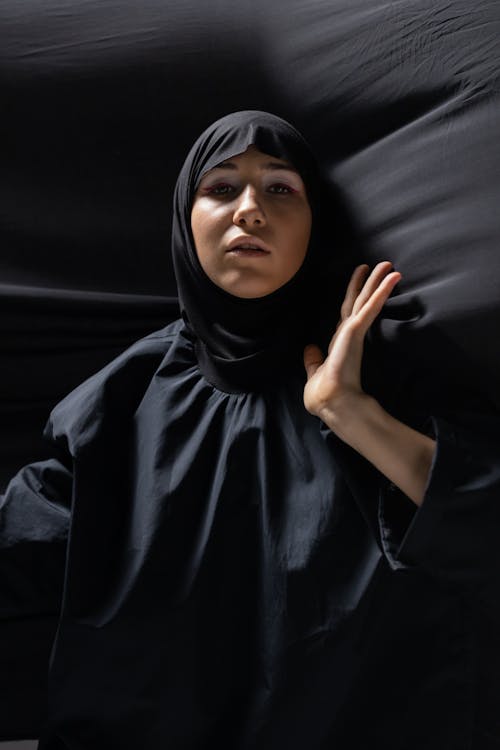 Gratis lagerfoto af hijab, hovedtørklæde, muslim, muslimske, portræt, positur, slør, tøj, traditionelle tøj