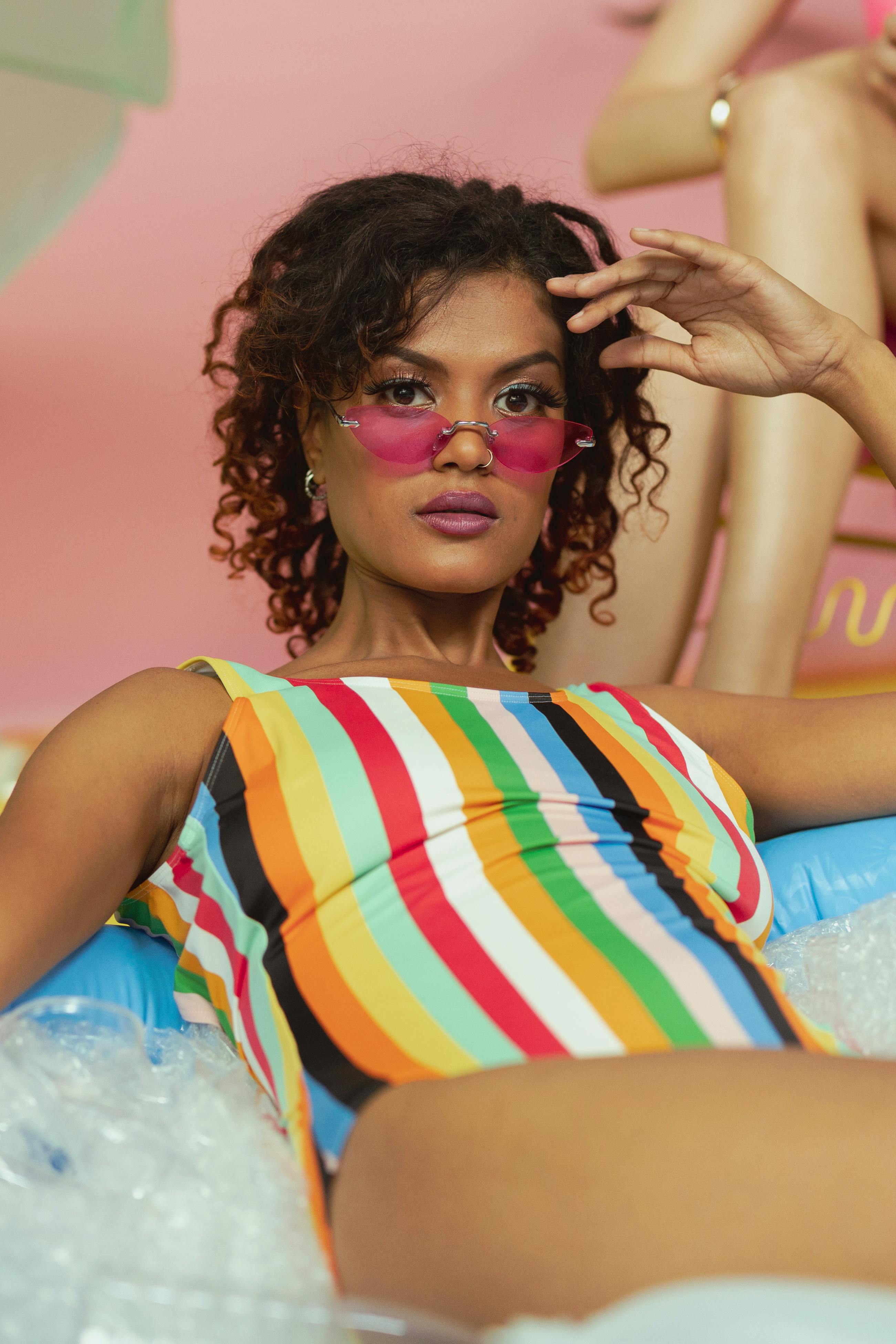 ingyenes Csíkos Fürdőruhás Nő Feküdt A Felfújható Medencén Stockfotó