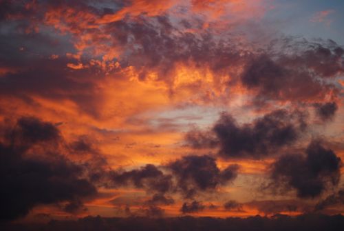 Free Stunning sunset sky with vibrant colors and dramatic clouds over Istanbul, Türkiye. Stock Photo